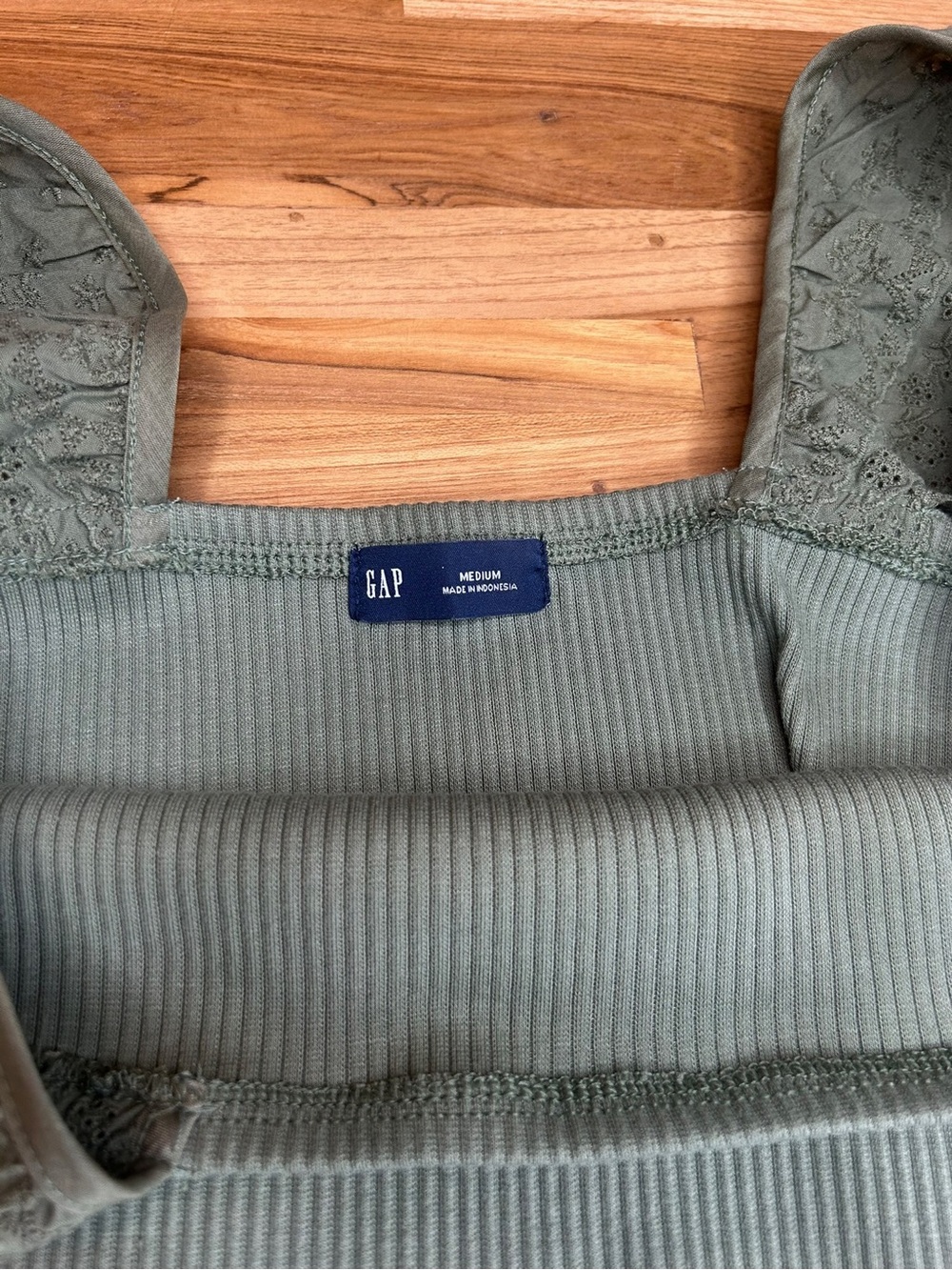 Gap Green Ribbed Eyelet Ruffle Strap Tank Top – Size M - Picture 4 of 5